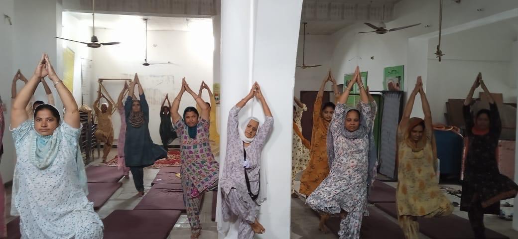 शहरों के बाद अब ग्रामीण इलाकों में भी सीएम योगशाला के तहत योग कक्षाएं शुरू की गई हैं